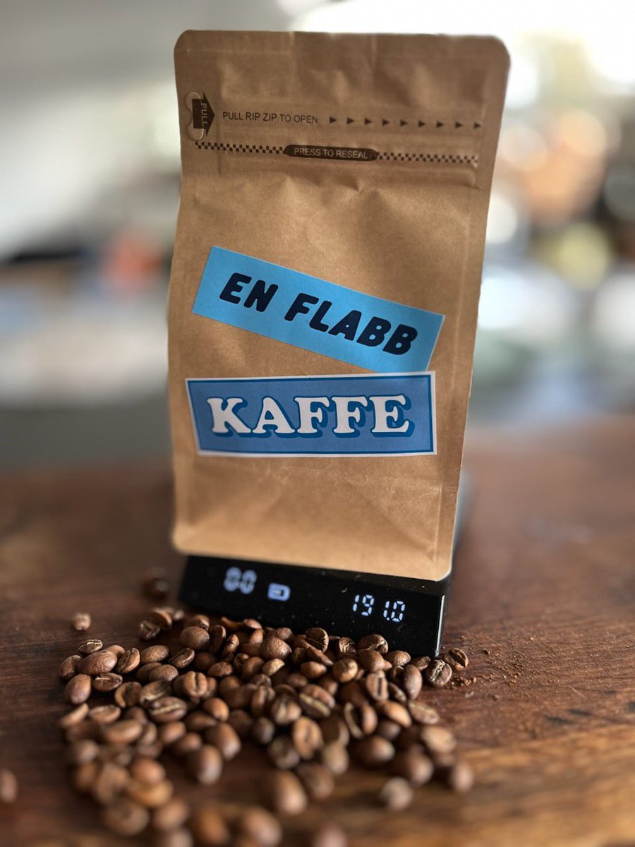 Supporterhuset's tweet image. Vi är oerhört stolta över att tillsammans med Kaffe-Ola släppa "En Flabb Kaffe"!  Ett unikt specialkaffe som rostas på backarna och packas i påsar á 1910 decigram. På lördagens julmarknad släpper vi denna Möllanrost (både hela bönor och malet), kom förbi och provsmaka!