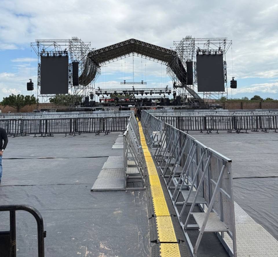 cmaproduccionco's tweet photo. El montaje de la producción para la 47º versión del @FestiCompositor avanza a toda marcha. Desde hoy hasta el 15 de diciembre, San Juan del César, La Guajira, será el epicentro de la música y la tradición, rindiendo un merecido homenaje a Juancho Rois y Silvestre Dangond. https://t.co/N4P36duTCX