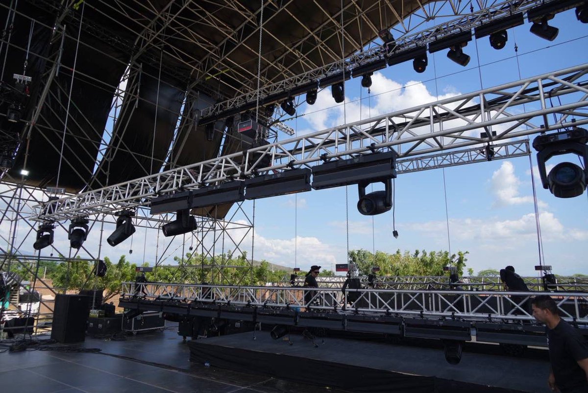 cmaproduccionco's tweet photo. El montaje de la producción para la 47º versión del @FestiCompositor avanza a toda marcha. Desde hoy hasta el 15 de diciembre, San Juan del César, La Guajira, será el epicentro de la música y la tradición, rindiendo un merecido homenaje a Juancho Rois y Silvestre Dangond. https://t.co/N4P36duTCX