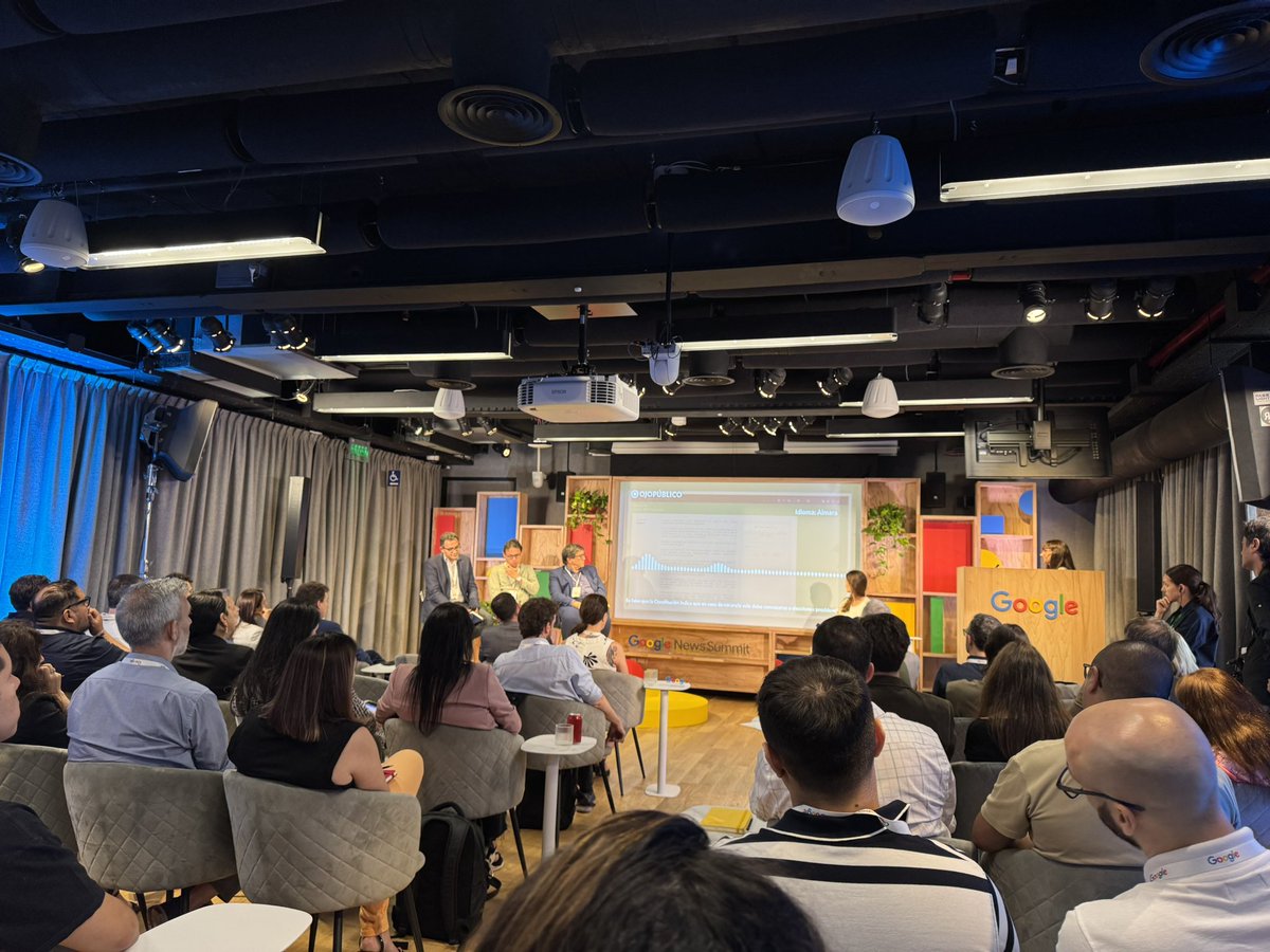 sol_arreguez's tweet photo. #GoogleNewsSummit 🟡 @Club_Insolito de @Ojo_Publico contó sobre el impacto de #QuispeChequea, proyecto de distribución de información verificada en lenguas originarias, en Perú.  

🎥 Podés conocer más sobre el proyecto en el canal de YT de @cumbredesinfo https://t.co/K6OrmnOJ3u