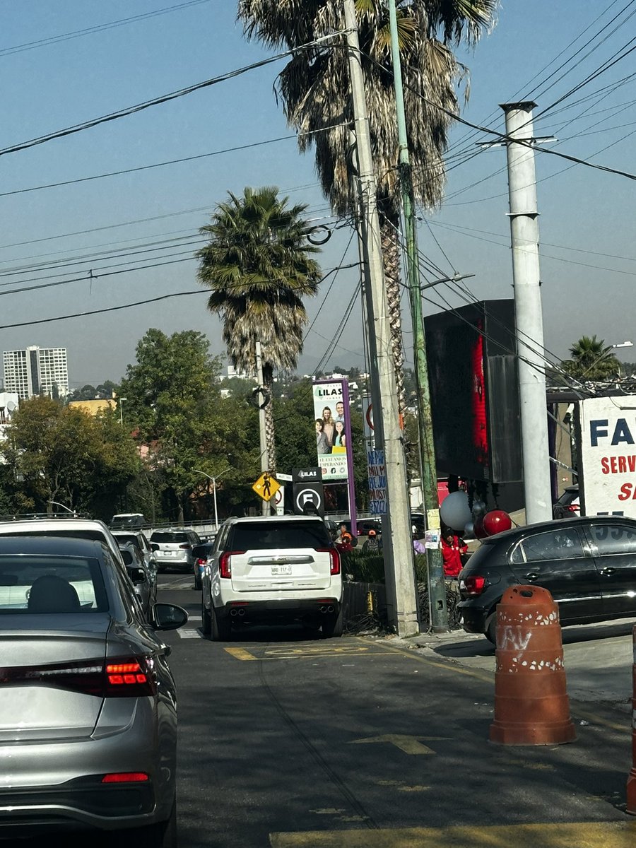 mtrapaga's tweet photo. Tráfico sobre carretera México-Toluca km14, urgente resolver ‼️@LaSEMOVI ,parada de camiones enfrente de @plilas + parada @CruzRoja_MX + esquina del @CircleKMexico y ahora caos por nuevo @CityMarket @LaComerOficial. @AlcaldiaMHmx y @mauriciotabe resolver este punto caótico https://t.co/63kICo0Wse
