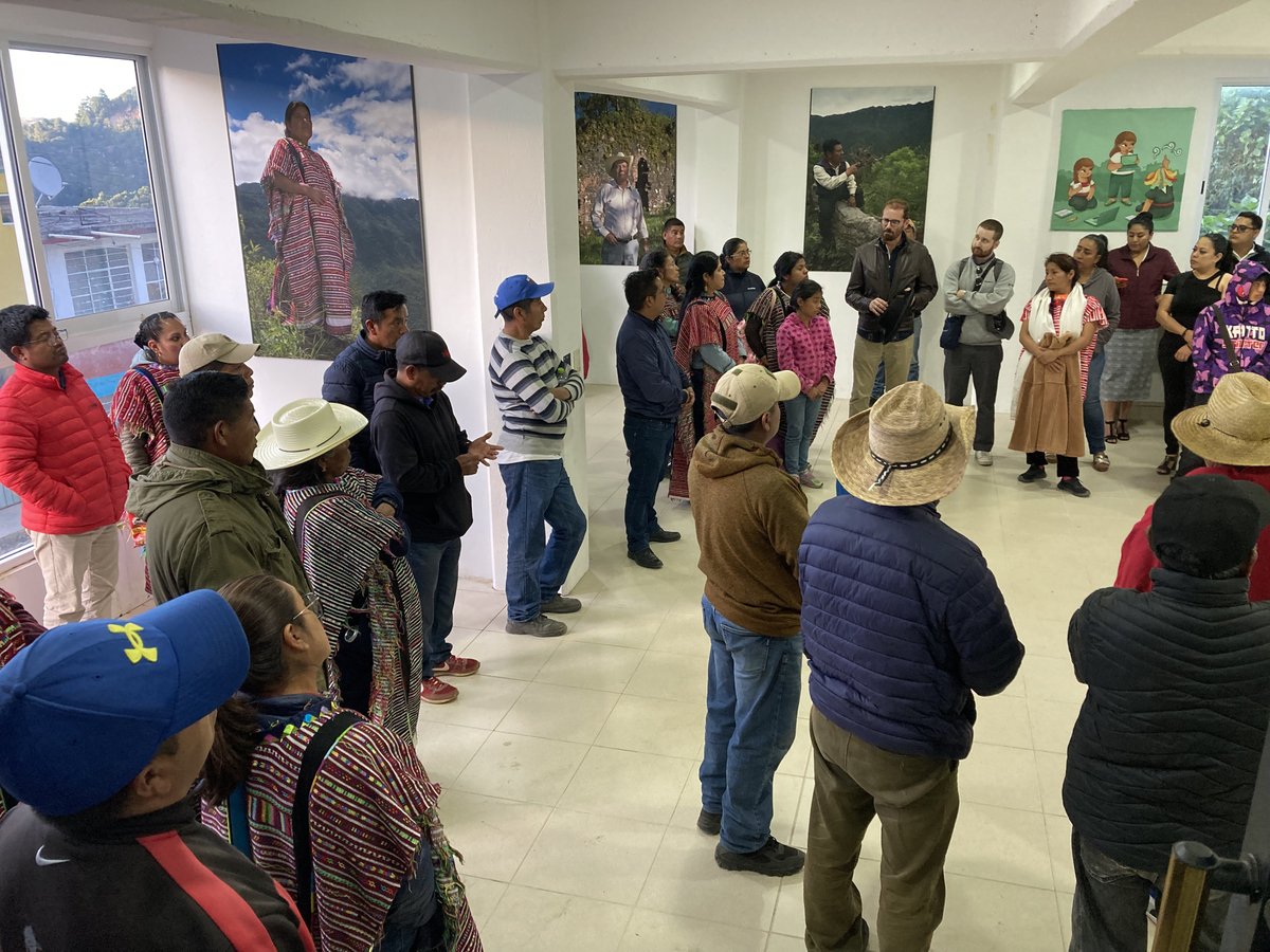 BibliotecaJdeC's tweet photo. En Chicahuaxtla entregamos seis obras del fotógrafo Rafael Doniz, mismas que formaron parte de la exposición "Hilarión, memorias de un héroe triqui" desarrollada en colaboración entre la comunidad y la #BIJC en 2014.
#exposbijc #Chicahuaxtla #FAHHO #exposviajeras #triquis https://t.co/PqTz9qXNyy