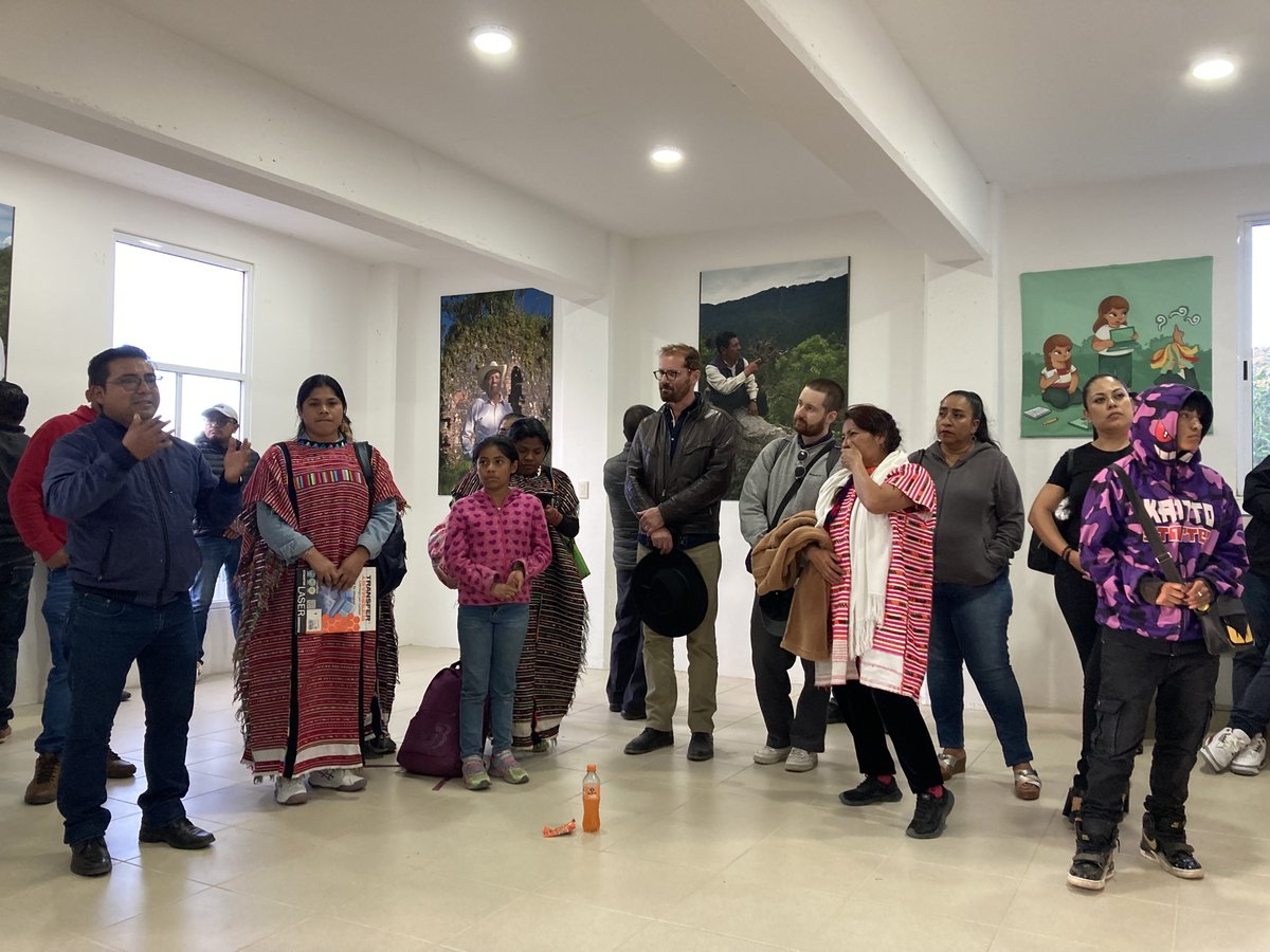 BibliotecaJdeC's tweet photo. En Chicahuaxtla entregamos seis obras del fotógrafo Rafael Doniz, mismas que formaron parte de la exposición "Hilarión, memorias de un héroe triqui" desarrollada en colaboración entre la comunidad y la #BIJC en 2014.
#exposbijc #Chicahuaxtla #FAHHO #exposviajeras #triquis https://t.co/PqTz9qXNyy
