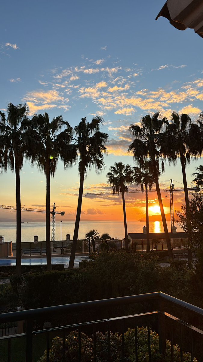 Gib1Wayne's tweet image. After the rain, and a bit of a western Med chill 🥶😂😜 it’s time for another beautiful mid December 🇬🇮 sunset. After every storm there’s always light &amp;amp; a better place 💪 #ForwardAlwaysForward #MentalHealthMatters #LookAfterYourself #Breathe