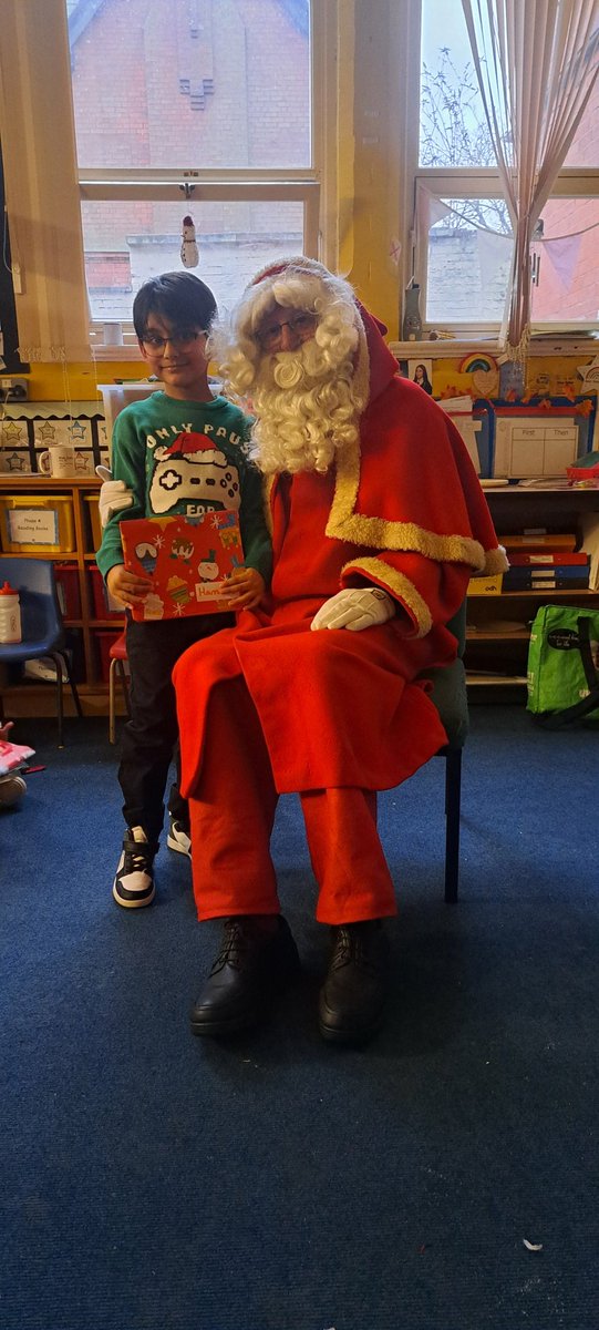 Miss_CJonesHT's tweet photo. 🥰 Our lovely class with the our special visitor🥰🎅 @trinity_ashton @MissFisher14 https://t.co/xck0hrd0Xl