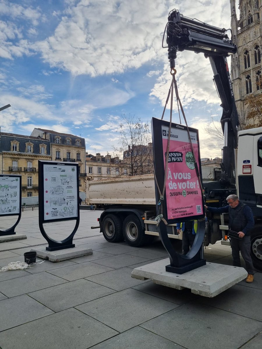 Punchmemory's tweet photo. Quelque chose se prépare sur la place Pey Berland... serait-ce l'exposition des projets du Budget Participatif de la mairie dessinée par Punchmemory et dont l'inauguration se déroulera ce samedi 14 décembre à 15h ? à suivre... https://t.co/Ch8FITR6Yi