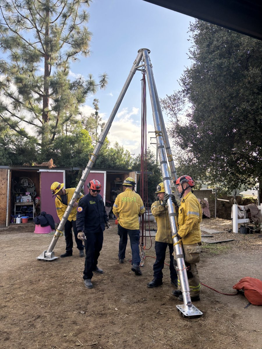 SBCOUNTYFIRE's tweet photo. SAN ANTONIO HEIGHTS: #SBCoFD is on scene of a LARGE ANIMAL RESCUE. #Belleview IC reports that Aria the horse was stuck in a barn gate. Large Animal Rescue trained USAR personnel are setting up a system to get the injured horse upright. Veterinary staff is on scene to assist rescue personnel.