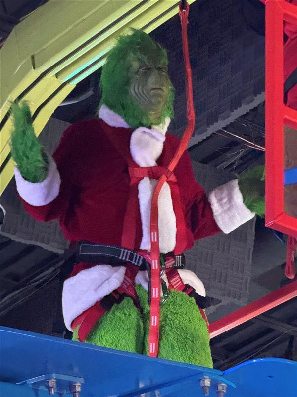 🎄🚨 The Grinch strikes again! He snatched a present from under our tree and made a daring escape across the Sky Trail Ropes Course! 😱 Can YOU catch him? Join us this holiday season for festive fun, family adventures, and maybe a little Grinch-chasing action.