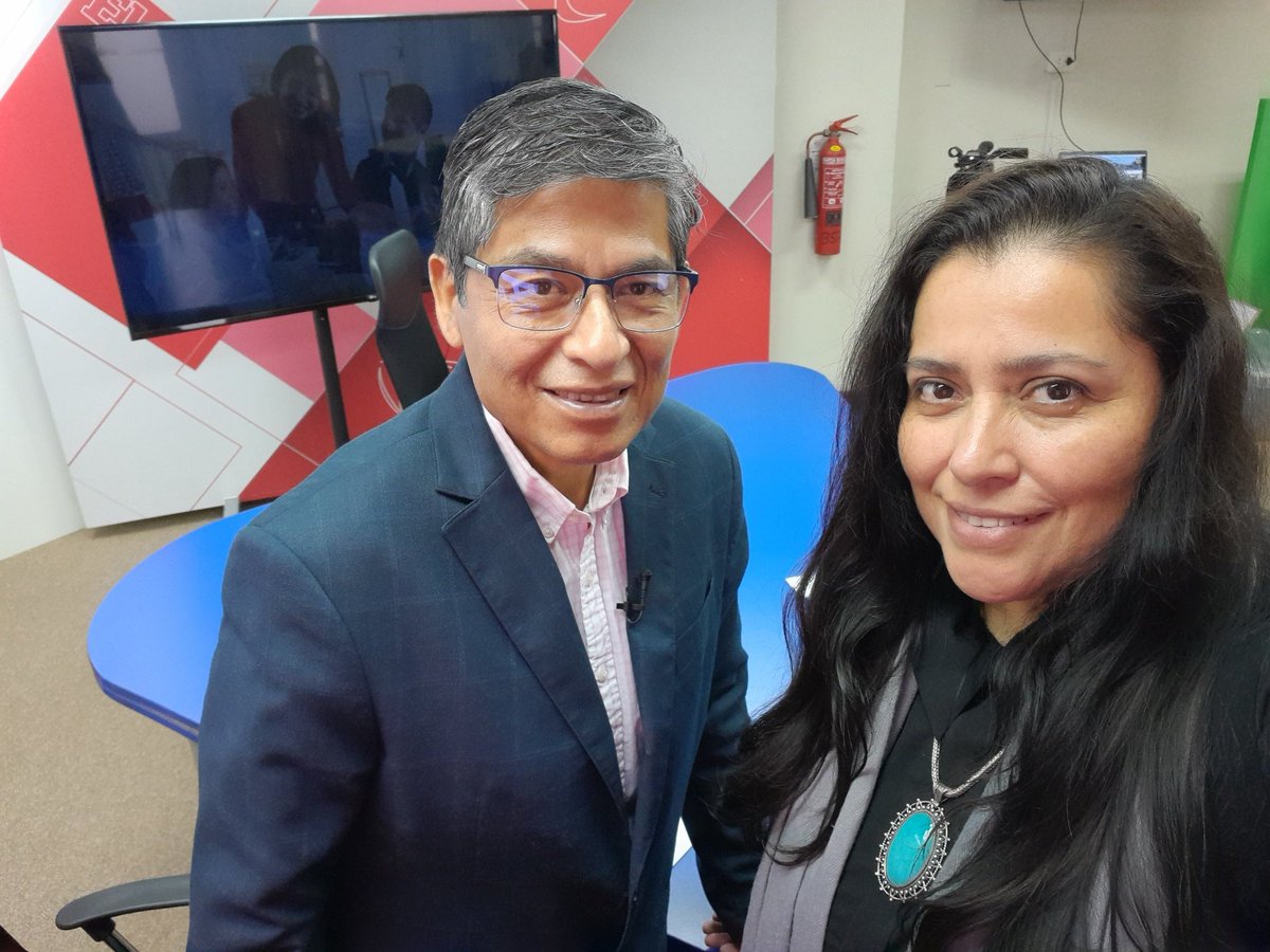 RosaMariaVargas's tweet photo. Hoy, viernes (en horas de la mañana), en el estudio de grabación de la Agencia de noticias Andina; importante medio informativo, durante la entrevista que me realizaron para abordar acerca de las tradiciones navideñas peruanas. https://t.co/whFYewdrdl