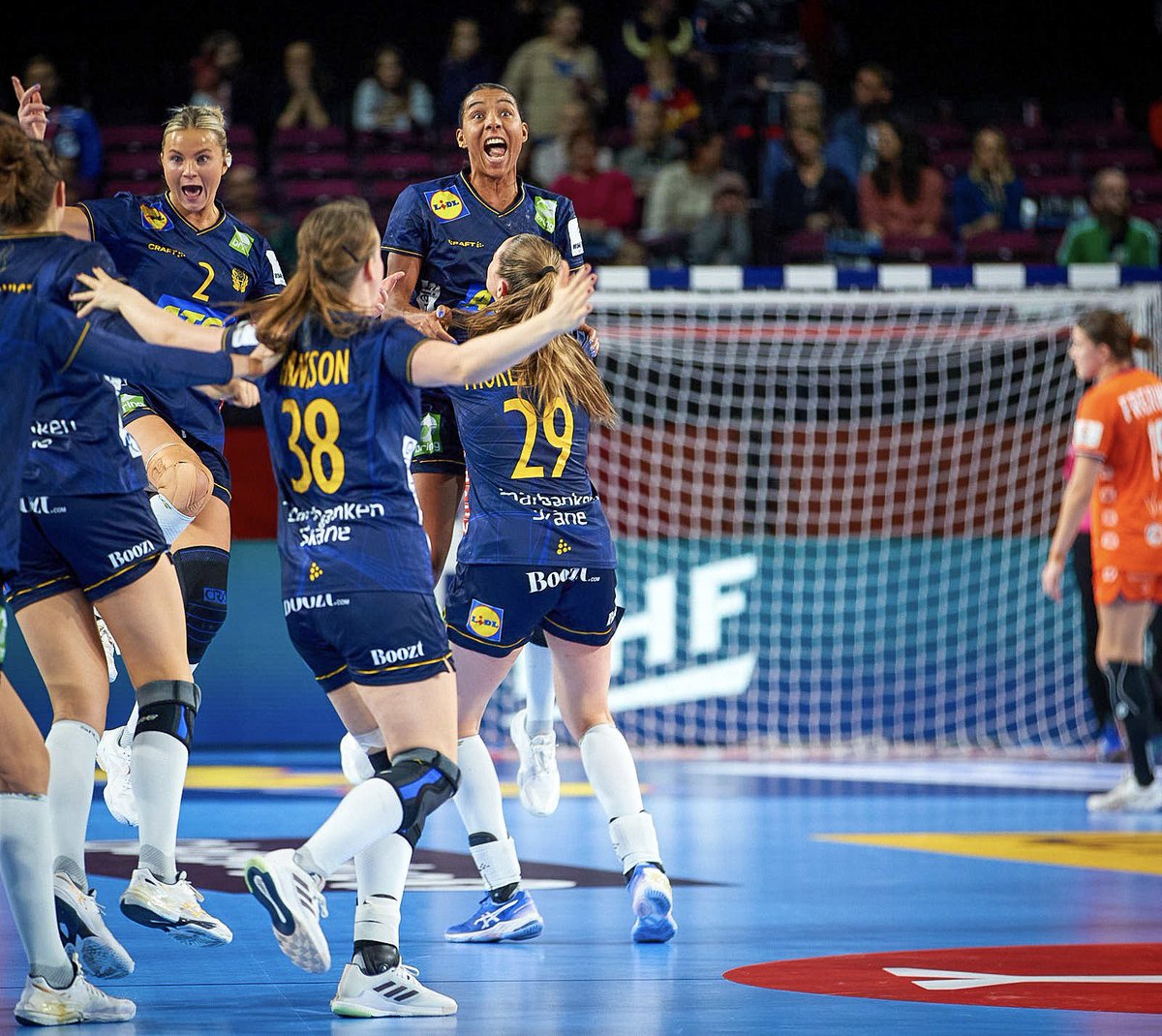 stregspiller's tweet photo. Itโs the team of @hlandslaget which takes 5th place after a tight match against @Handbaldames at @EHFEURO 2024. #SWENED 33:32 (15:15)
#handball #catchthespirit https://t.co/4V6OcT0Riv