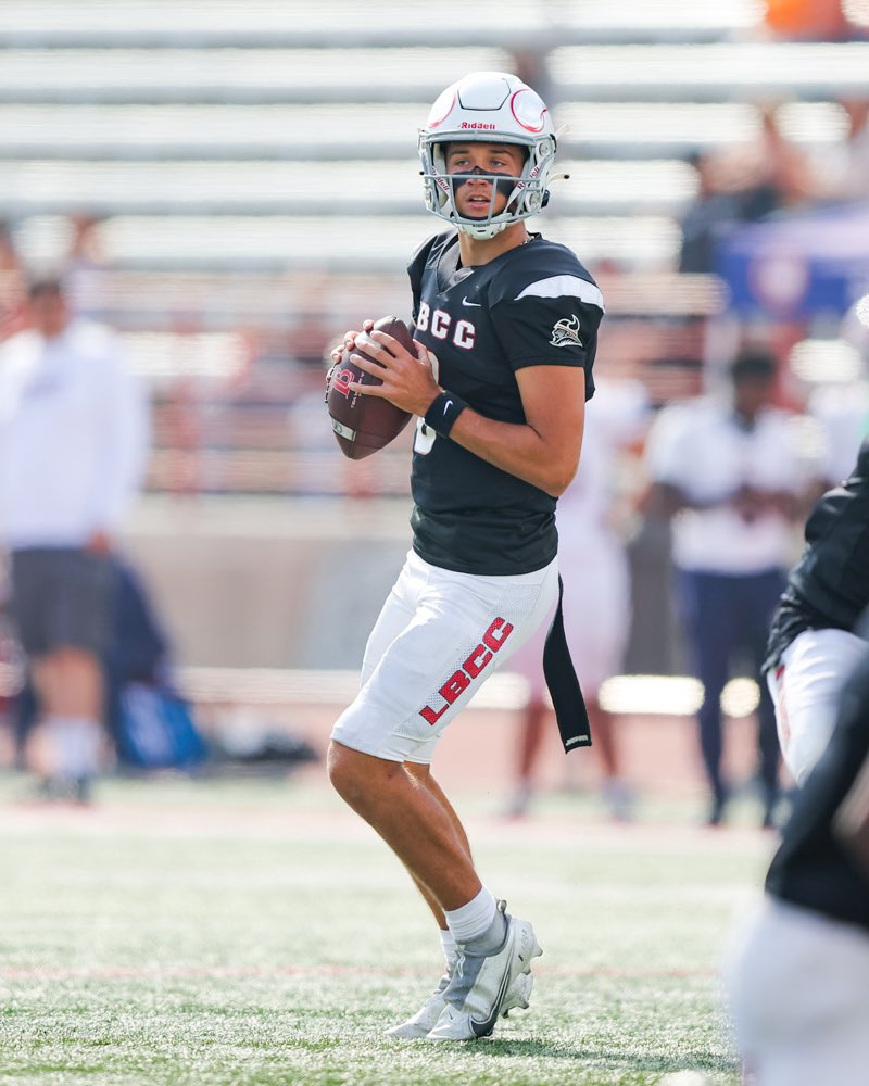 JettPeddy's tweet photo. 🚨2706 yards 23 TDs 5 ints 
🚨Unanimous 1st team all conference
🚨Bowl Game MVP  
🚨Top 5 passer in Cali 
🚨3 for 2 Midyear

@PitLifeCoachP @Mcoop_Coach @CoachSilvernail @CoachRayCarter @Throw_2_Win @ty_vaimaona @VGOH_LBCC @JuCoFootballACE @JUCOFFrenzy 

https://t.co/JhQhtrBQyx https://t.co/4rzm8GwayL