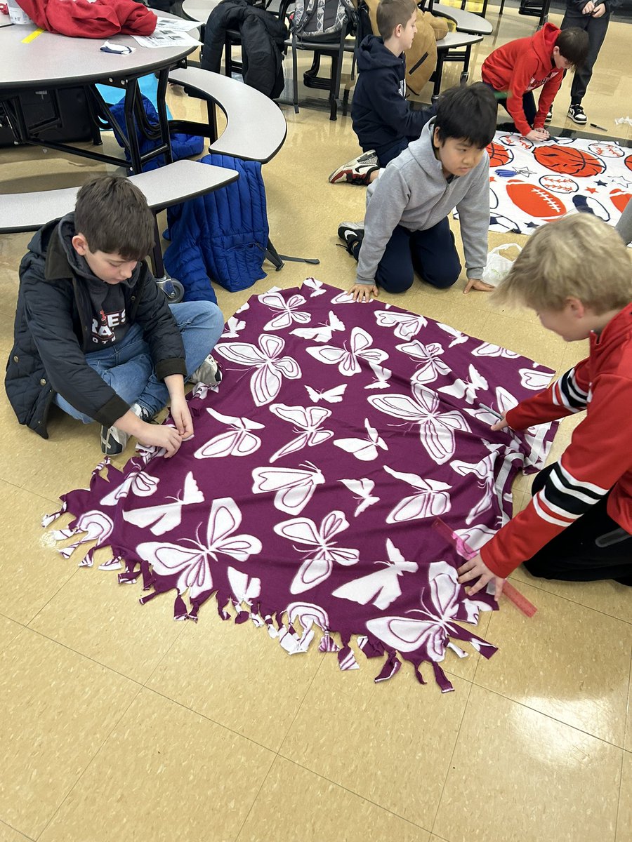 IHElementary's tweet image. Kids Who Care members coming together with compassion and creativity, crafting warm blankets to bring comfort for those in need ❤️❄️ #ProjectLinus #IHPromise