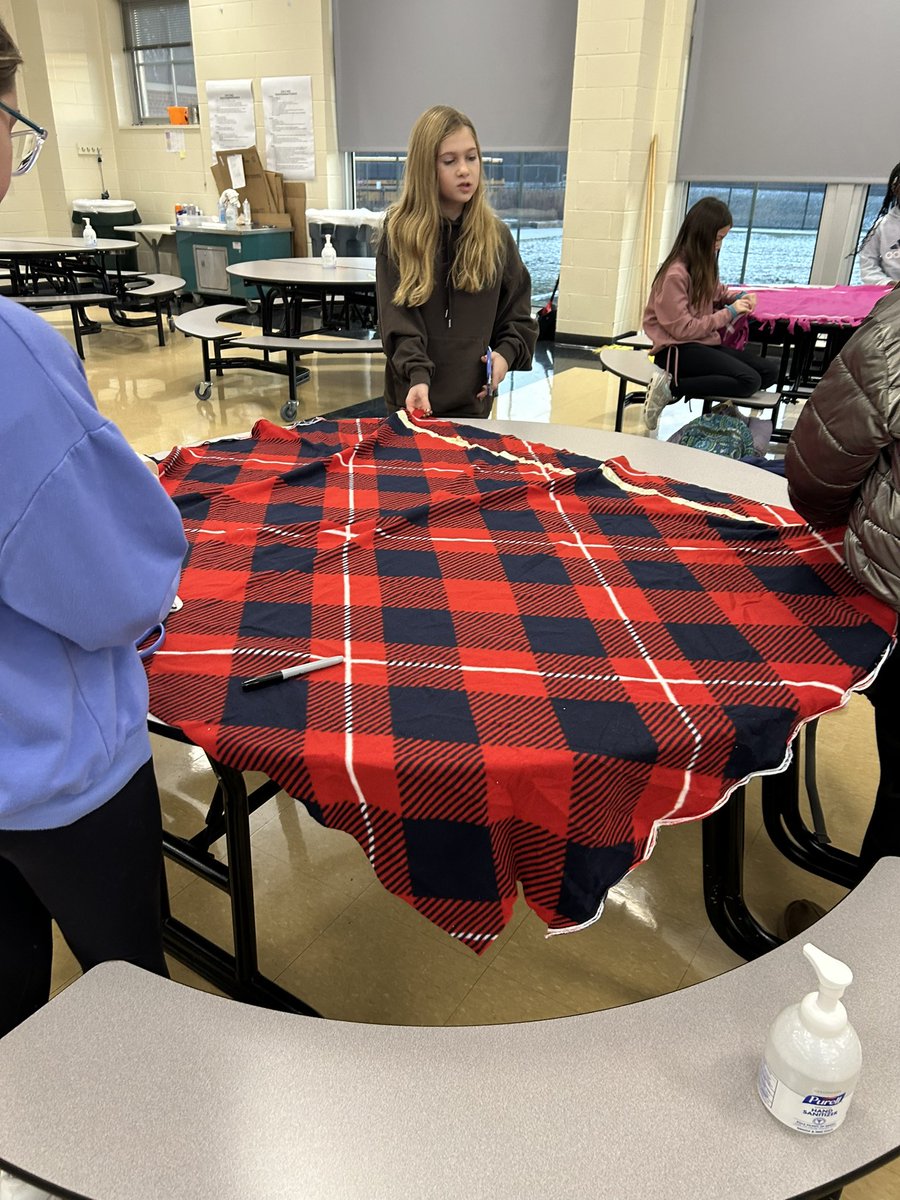 IHElementary's tweet image. Kids Who Care members coming together with compassion and creativity, crafting warm blankets to bring comfort for those in need ❤️❄️ #ProjectLinus #IHPromise