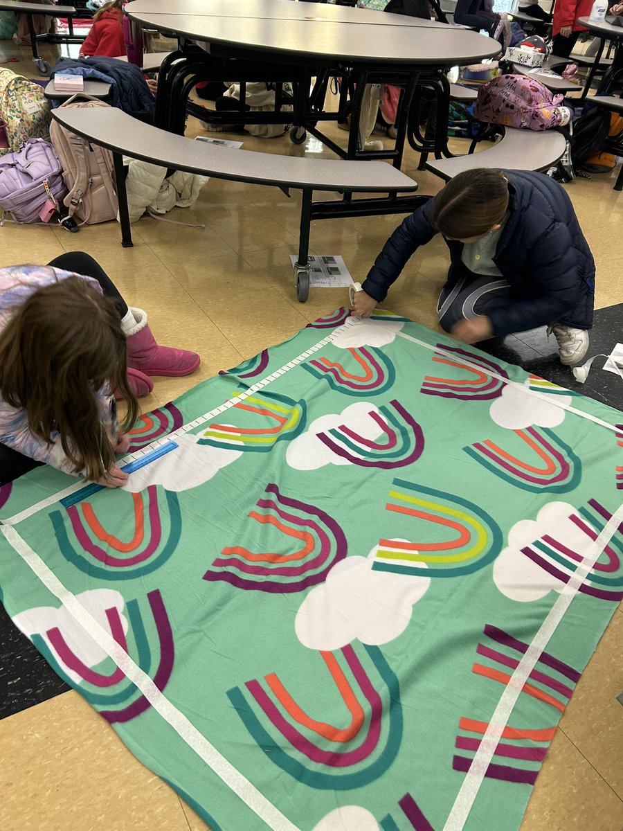 IHElementary's tweet image. Kids Who Care members coming together with compassion and creativity, crafting warm blankets to bring comfort for those in need ❤️❄️ #ProjectLinus #IHPromise