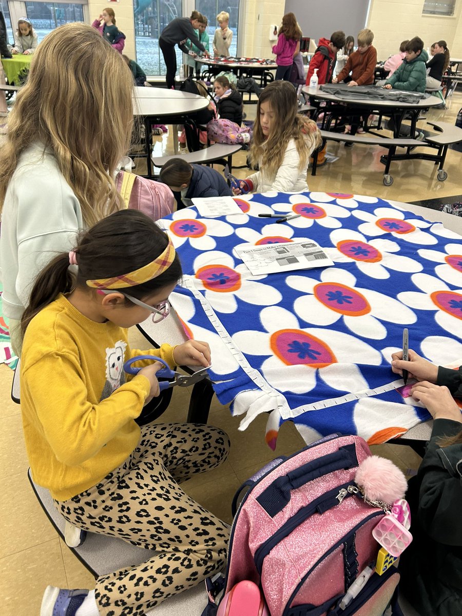 IHElementary's tweet image. Kids Who Care members coming together with compassion and creativity, crafting warm blankets to bring comfort for those in need ❤️❄️ #ProjectLinus #IHPromise