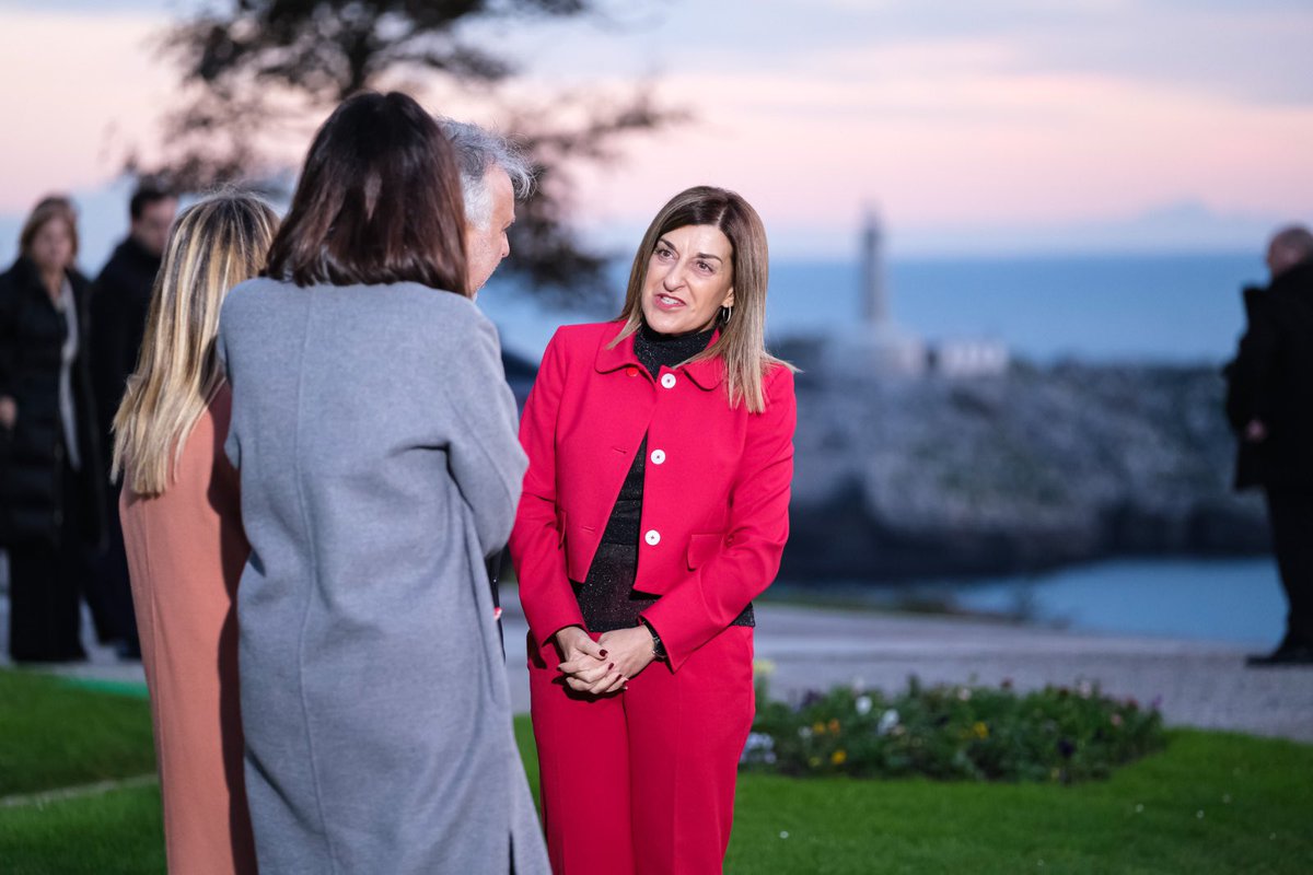El nulo resultado de la Conferencia de Presidentes refuerza mi compromiso y el de todo mi Gobierno de seguir luchando para que Cantabria no sea tratada como una región de segunda.
Seguiremos dando la batalla para que se nos atienda y se nos trate como merecemos.
