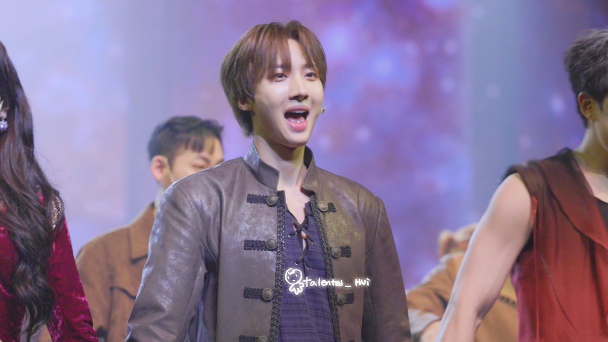 TalentedHUI828's tweet photo. 241213 블러디러브 커튼콜 

4K직캠🔗 https://t.co/oGlEwPNMyS

#이회택 #LEEHOETAEK
#후이 #HUI #李会泽 https://t.co/ja8AlUyMWh