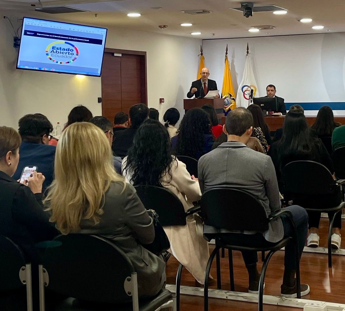 #PasandoAhora #Ecuador 🇪🇨 nuestro Director Residente de Programas <a href="/Miguelhd7/">Miguel Hernandez</a> participa como ponente en Foro “Ética Judicial y Lucha contra la Corrupción. Desafíos y Perspectivas” organizado por <a href="/CJudicaturaEc/">Consejo de la Judicatura</a> compartiendo experiencias de trabajo colaborativo.