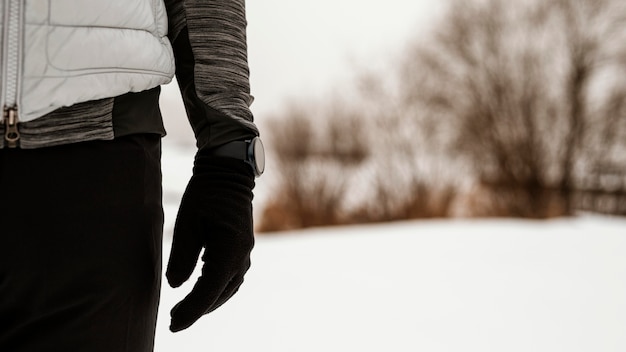 ehsanarj1's tweet image. در روزهای سرد پیشِ رو، دستکش بپوشید تا #کمردرد نگیرید! قرار دادن دست‌ها در جیب هنگام راه رفتن، سبب افزایش گودی کمر و کاهش تعادل بدن می‌شود و ضمن احتمال زمین خوردگی و کمردرد را تشدید می‌کند. دستکش بپوشید و اجازه دهید دست‌ها آزادانه و بصورت پاندولی حرکت کنند.
از #درد بدور باشید!