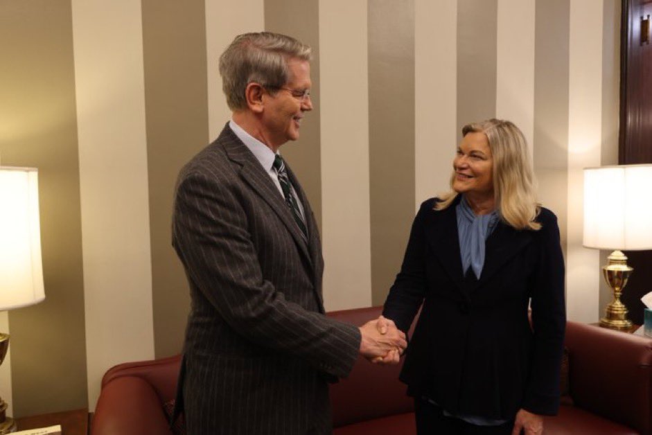 BitcoinArchive's tweet photo. JUST IN: 🇺🇸 Trump’s Pro-Bitcoin Treasury Secretary nominee meets with Pro-#Bitcoin Senator Lummis 

“Scott Bessent will be a champion for digital assets and a crucial ally in passing my Strategic Bitcoin Reserve.”
- @SenLummis 

Taking over… 😎 https://t.co/wZ5xQuqyiq