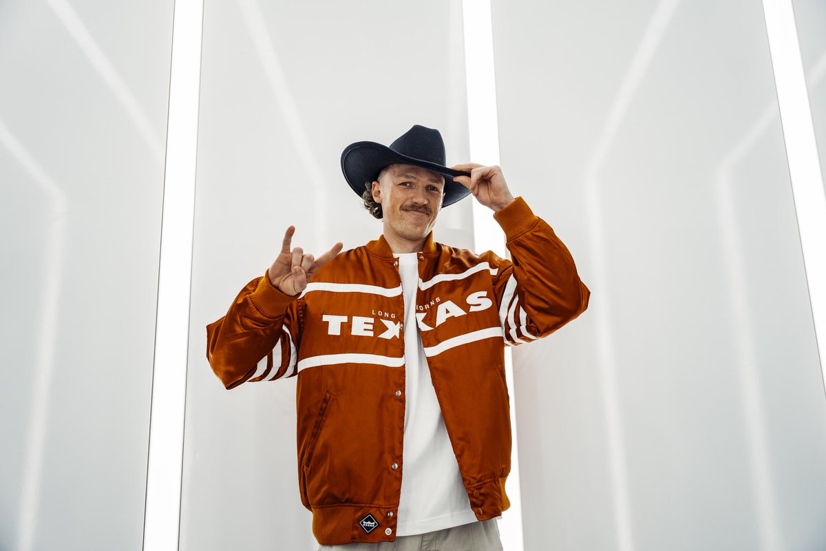 Hook ‘em 🤘 #committed