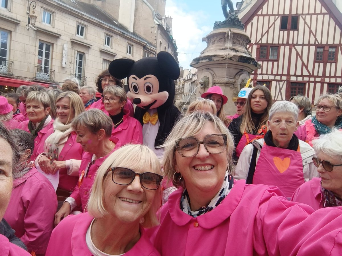 🎂 Les 80 ans des Blouses Roses : sourires, partages et convivialité 🌹
Ensemble, nos comités célèbrent 80 ans de solidarité auprès des petits malades comme des aînés 💕
Merci à tous nos bénévoles pour cette si belle mission ! ✨
#80ansBlousesRoses #Engagement