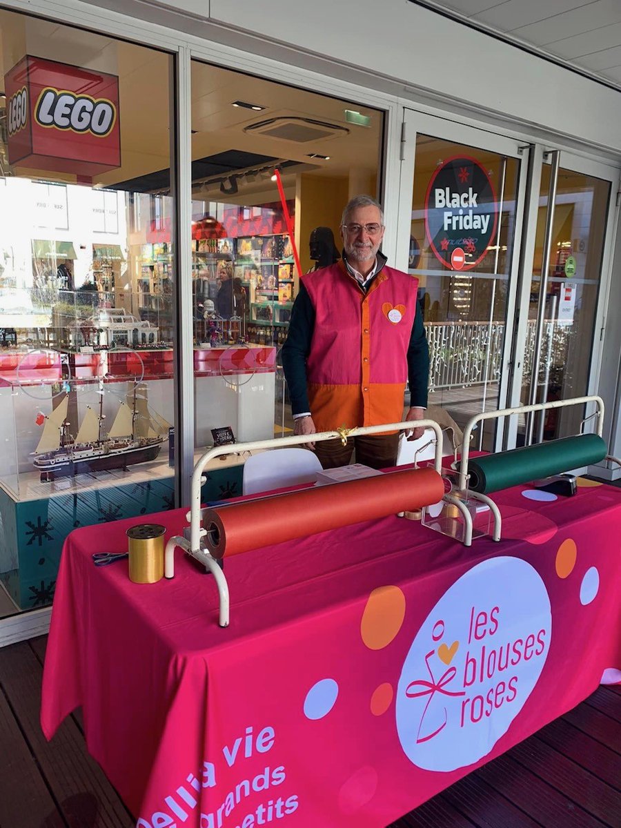 🎁 Opération Paquets Cadeaux : la saison est lancée ! ✂️ 
Nos bénévoles emballent vos cadeaux avec joie et présentent l’association dans les magasins partenaires. 
🛍️ Un grand merci à tous pour votre soutien ! 💕
#LesBlousesRoses #Solidarité #Noël