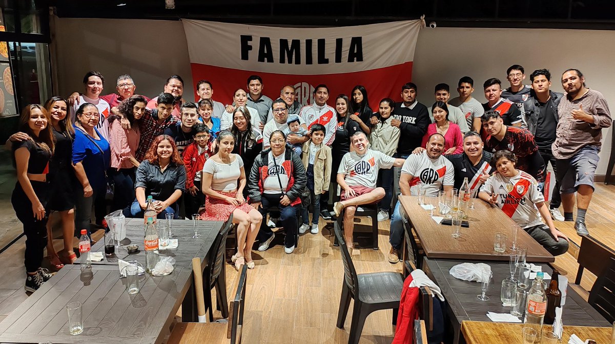 filialrivercbba's tweet photo. CENA FIN DE AÑO🥂⚪🔴⚪
Anoche se realizó la última actividad de la gestión, los miembros de la Filial se reunieron para cenar, brindar y premiar a los miembros Destacados👏
.
#LaBandaDeCocha #RiverEsMundial https://t.co/h25Bv04CAg