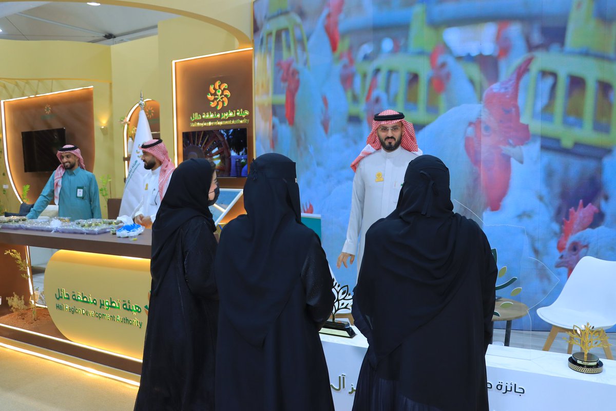 #صور| 📸

يشارك فرع وزارة البيئة والمياه والزراعة بمنطقة حائل، بالتعاون مع جناح هيئة تطوير منطقة حائل، بالتعريف عن #جائزة_أمير_حائل_للتميز_البيئي لزوار وضيوف #المعرض_والمنتدى_الدولي_لتقنيات_التشجير 

#كوب16_الرياض