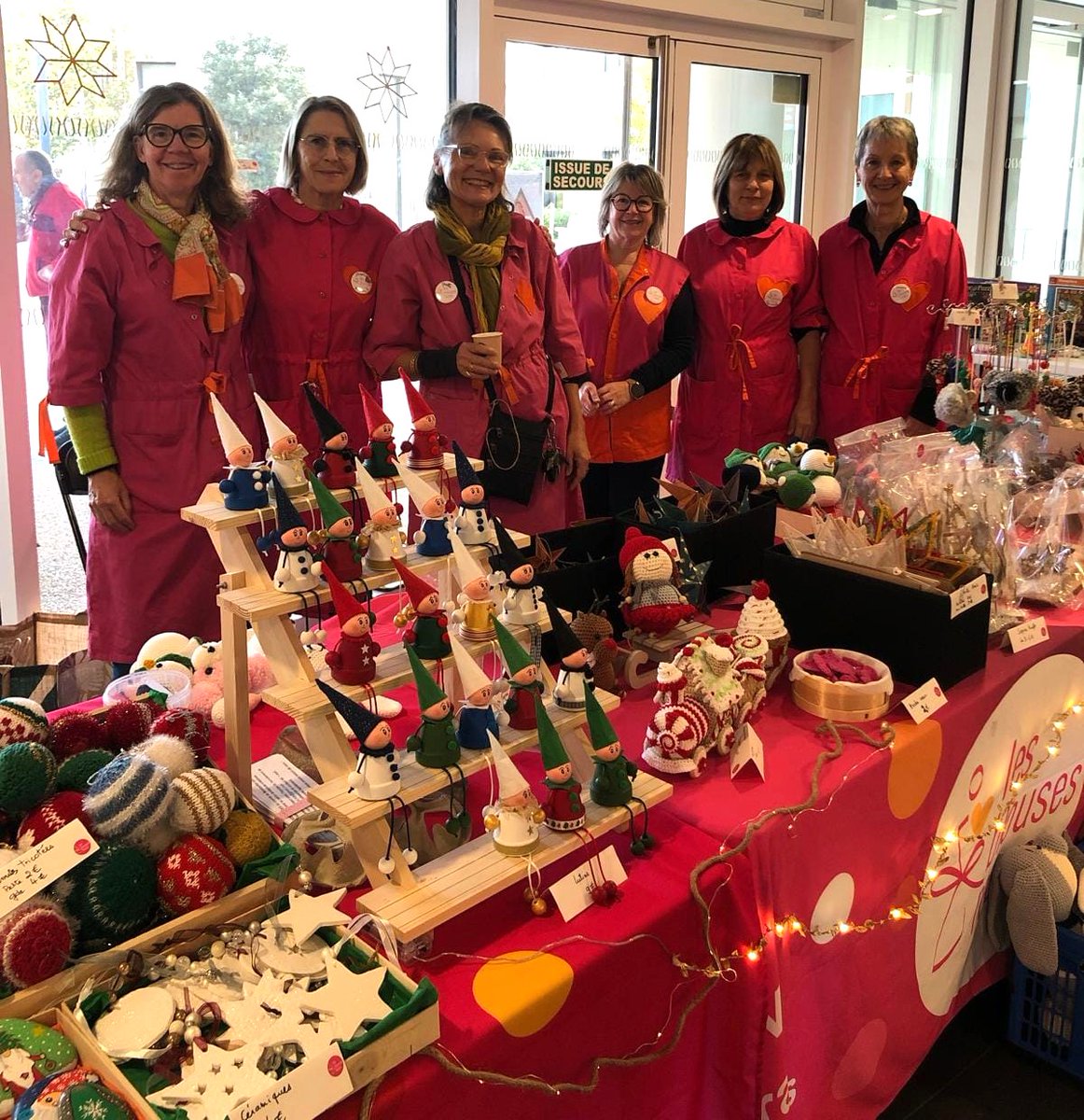 🎅 Marchés de Noël : les lutins ROSES vous donnent RDV aux marchés de Noël 🎁 
🌟 Décorations, cadeaux et créations uniques à glisser sous le sapin 🎄, venez nous rencontrer et soutenir nos actions ! 🤗
#LesBlousesRoses #MarchéDeNoël