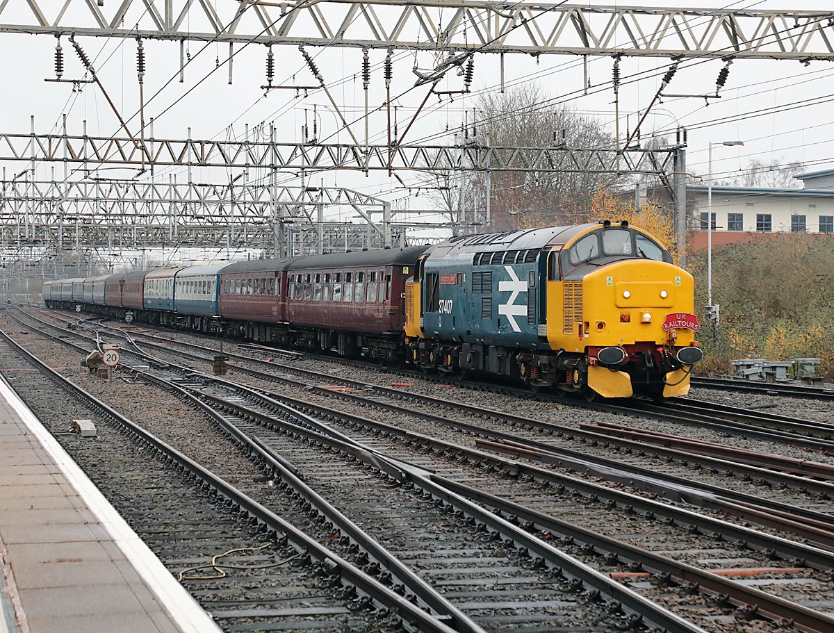 Steam1957Loco's tweet photo. 37407 approaching a very damp Crewe with 1Z37 Preston-Stevenage stock move for tomorrow's Railtour 13/12/2024.
@TheGrowlerGroup #Class37s
@NuneatonRailway #trainspotting
#railwayphotography https://t.co/0arfAHWtzS