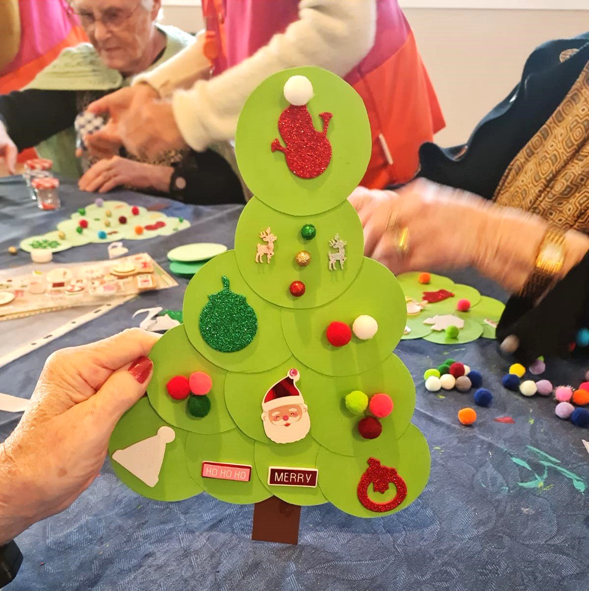 🎅 Préparatifs de Noël : l'esprit des fêtes illumine déjà les EHPAD !🌟
🎄 Ateliers décoratifs et distribution de cadeaux avec nos bénévoles, pour offrir de la magie et des sourires aux résidents. 🫶💕
#LesBlousesRoses #NoëlSolidaire