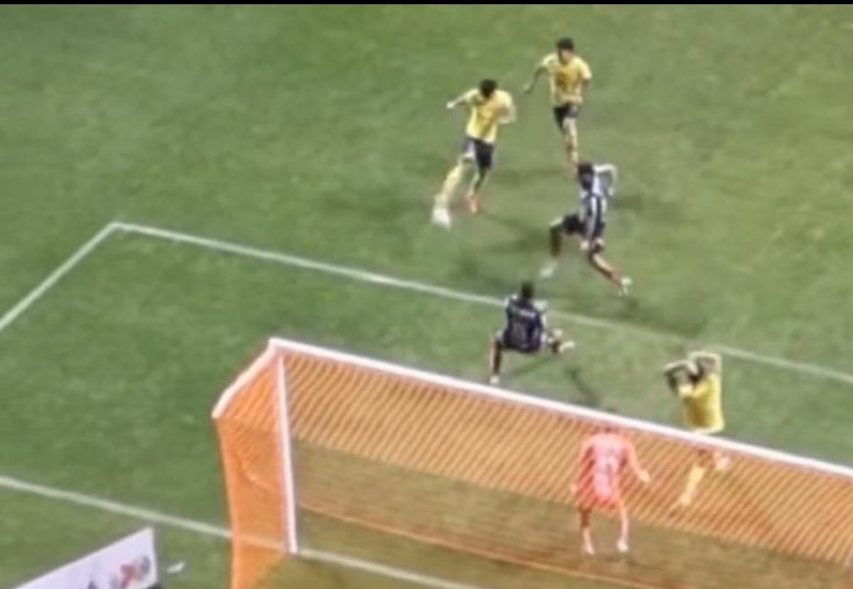 Para todos los que se creen "analistas" y "expertos" en el tema arbitral aquí les dejo la perspectiva que tenía el portero de <a href="/Rayados/">Rayados</a> en el momento que es juzgado el fuera de juego en el gol del <a href="/ClubAmerica/">Club América</a> nunca existe interferencia de Henry.