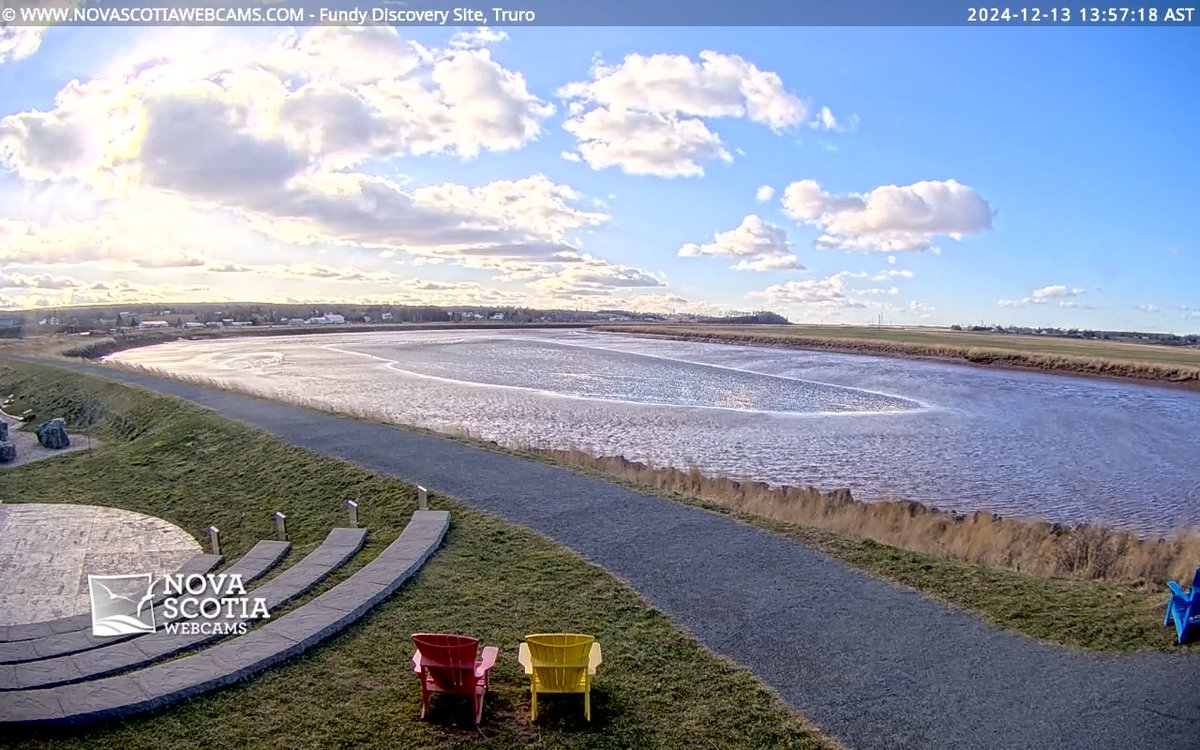 Experience the power and beauty of the Bay of Fundy’s famous tides from the comfort of your screen! At the Fundy Discovery Site, the riverbed transforms before your eyes as the water rises and falls, creating a spectacle like no other. 🌏✨

LIVE: novascotiawebcams.com/webcams/fundy-…
