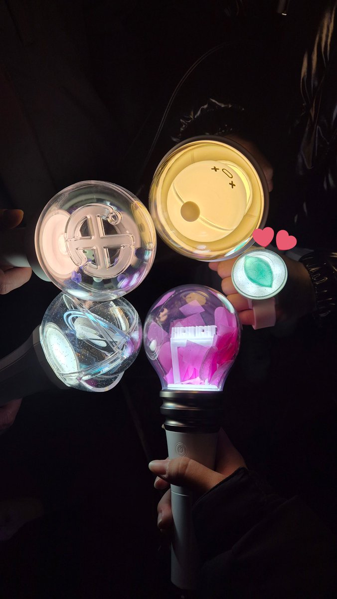 분실물 찾습니다 오늘 여의도 시위 갔다가 마데워치1을 흘린 거 같은데 혹시 주우신 분 있나요,,,🥺🥺 위치는 탄핵 촛불 문화제 장소 옆쪽에서 국회의사당역 4출 가는 길로 추정됩니다...