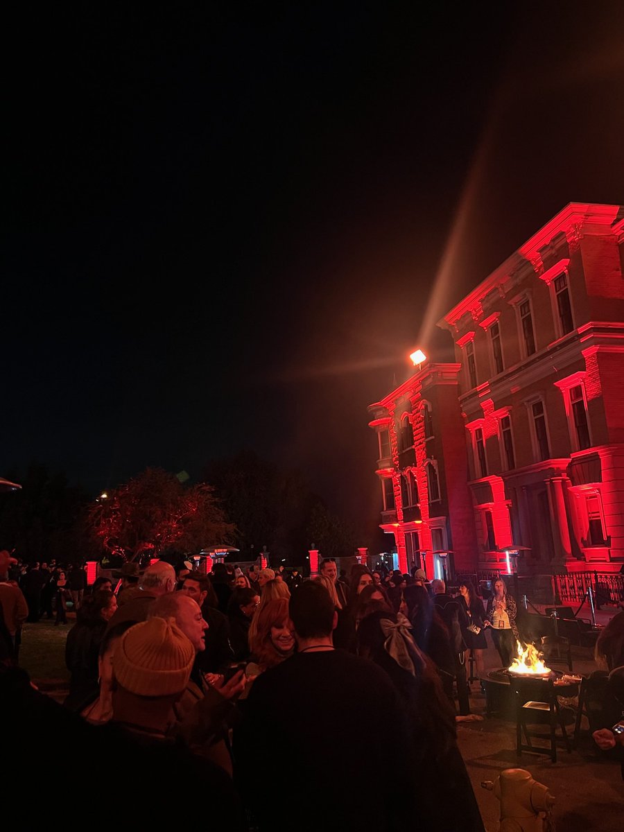 Lighting will help set the mood for any event. This wrap party lit up #Brownstone street creating a cool, outdoor club vibe!

#UniLotEvents #WrapParty #LightingDesign #specialevents