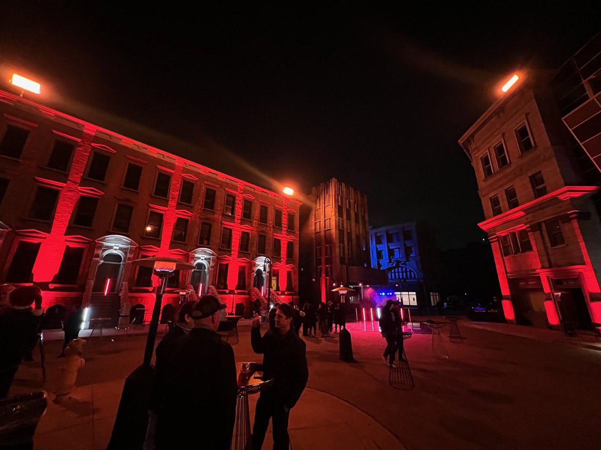 UniStudiosLot's tweet image. Lighting will help set the mood for any event. This wrap party lit up #Brownstone street creating a cool, outdoor club vibe!
#UniLotEvents #WrapParty #LightingDesign #specialevents