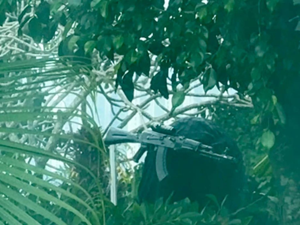 angelfuentesl's tweet photo. Que pretenden los agentes del “RÉGIMEN DEL TERROR” con los Francotiradores a las afuera de la Embajada de Argentina en Caracas. La vida de los 6 compañeros del equipo de nuestra líder @MariaCorinaYA y del @ConVzlaComando corren peligro eminente. ‼️ Alerta Mundial ‼️🚨👇👇 https://t.co/9Mtr6j5b8R