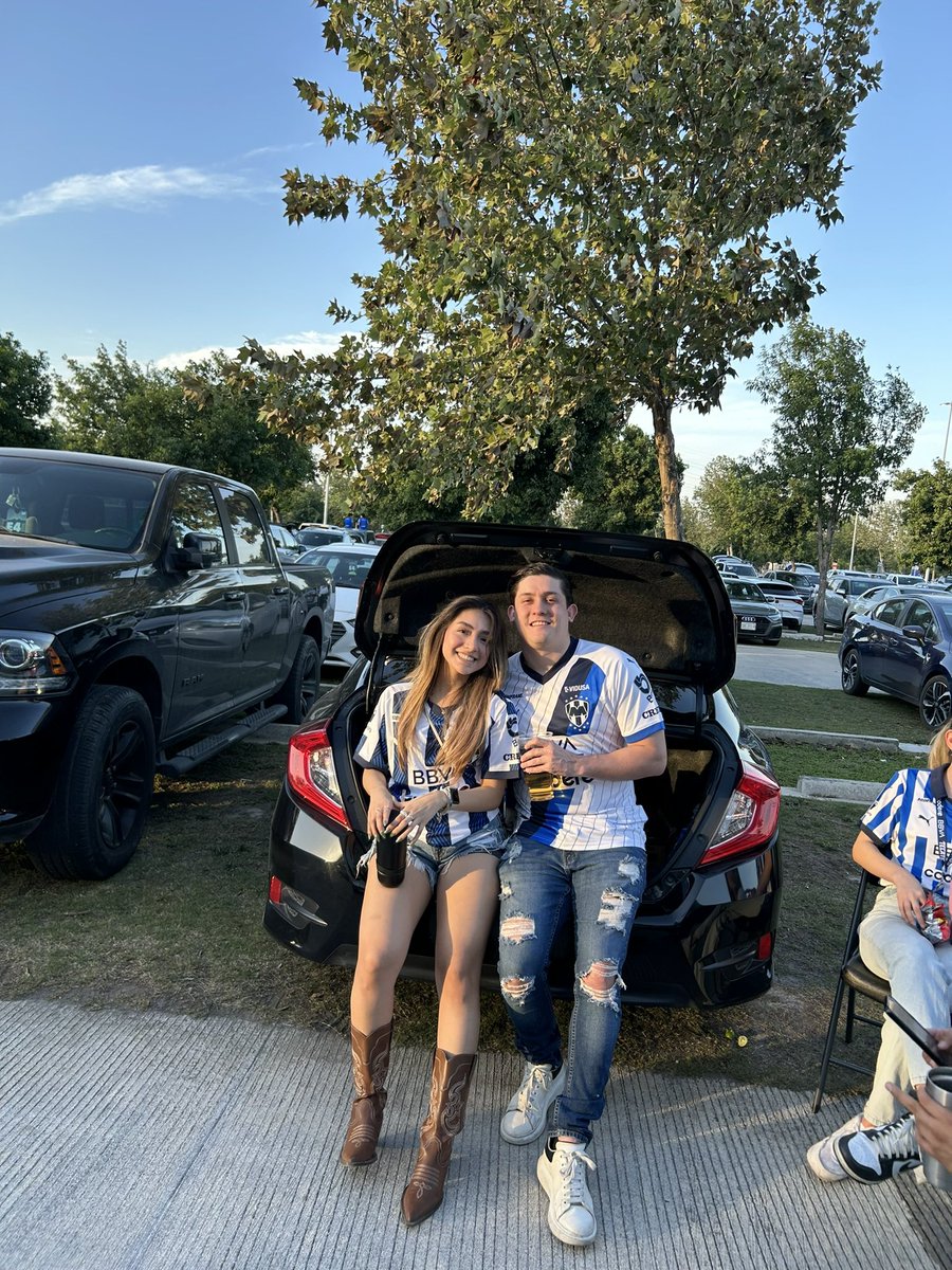GueroRamirez28's tweet photo. @Rayados @CervezaTecate #ElSaborQueMandaAquí

Jugador clave no existe mas que nadie que el Mago Canales ganando el juego con 3-1💙🤍 https://t.co/v2452RNRKQ