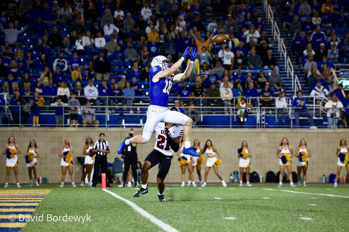 David_Bordewyk's tweet photo. Look back at the @GoJacksFB 45-24 win over Incarnate Word on Sept. 7 in Brookings. Matched up again tomorrow (Dec. 14) in #FCSPlayoff quarterfinal game at Dana J. Dykhouse. Kickoff at 11 a.m. Central. @ap_bock @GriffinWilde1 @Amar_Johnson1 #GoJacks https://t.co/a2PrBcCAWS