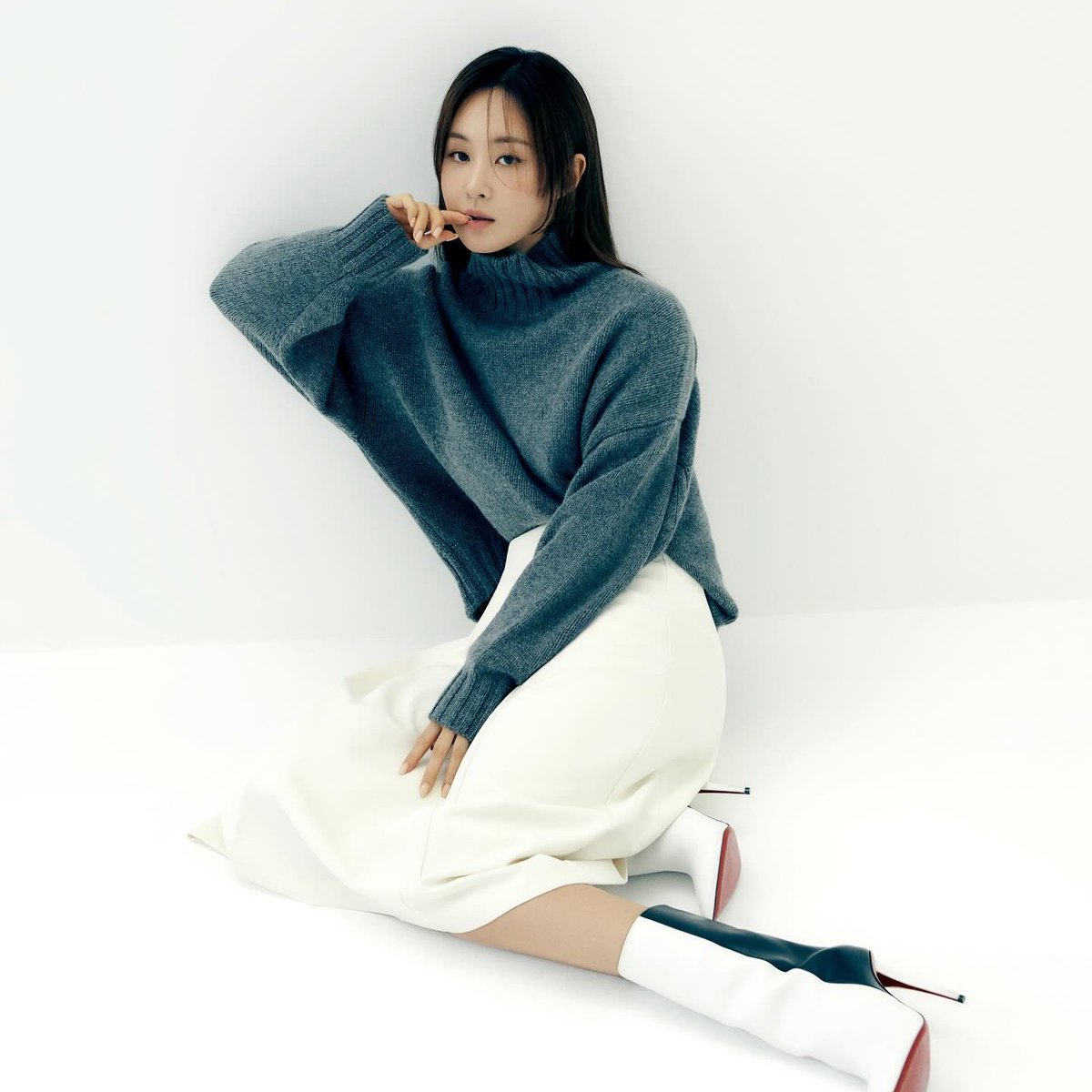 Girls' Generation Yuri announces she will be providing kimbap to fans who will attend the impeachment rally tomorrow:

"Everyone, fill your stomachs up with kimbap tomorrow
Stay safe and take care of your health ❤️
Sing 'Into the New World' well ㅋㅋ🤭"