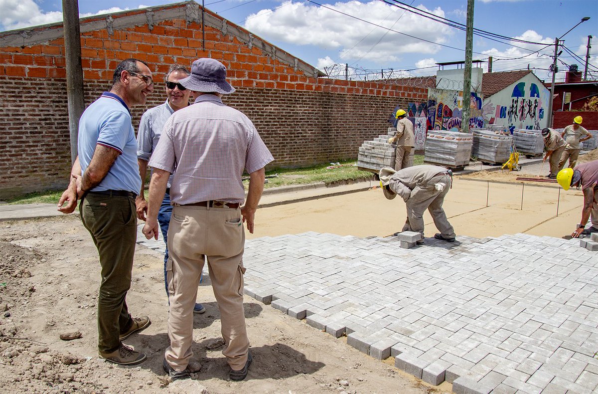 Comenzó la obra de construcción de pavimento articulado en el barrio Carlos Gardel🚧🏗

✔️Ayer el intendente Nelson Sombra recorrió la obra. 
Se intervendrá el Pasaje 13 de Julio en su totalidad y las calles N°2, N°3 y N°4 entre Avenida 25 de Mayo y Moreno.