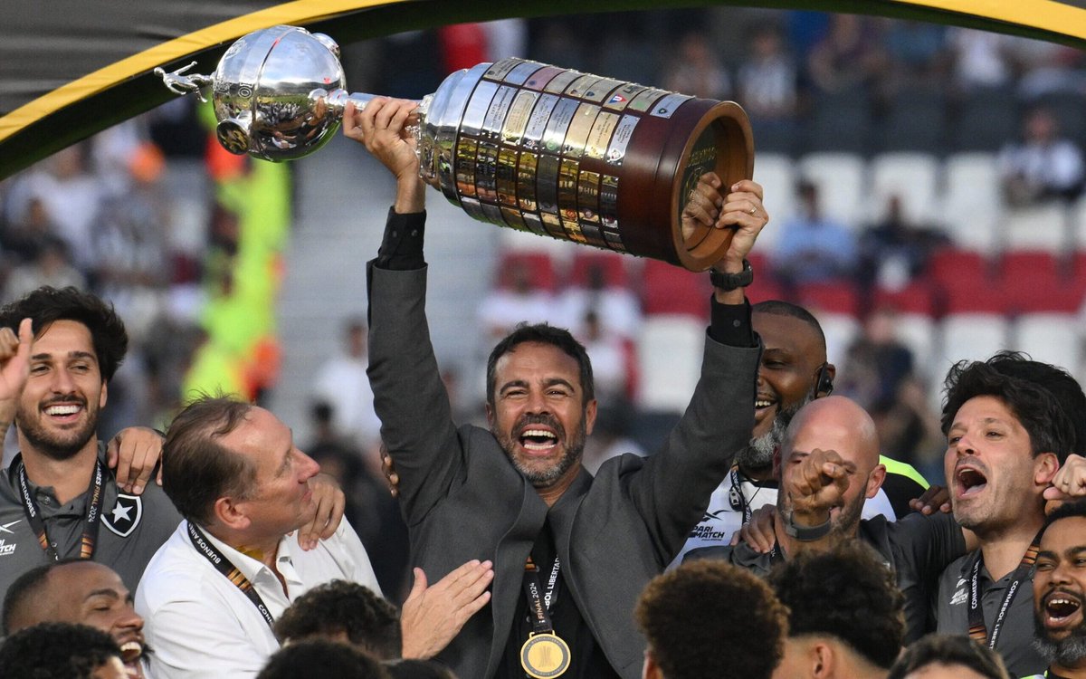 Camisa7Glorioso's tweet photo. Nos trouxe tanta alegria, não se vá.
Fica um pouco mais, não sei se essa postagem vai chegar até você
Estamos todos com o coração apertado esperando sua resposta.
Você nos devolveu um sorriso tão grande. Um mar de alvinegros nas ruas com suas camisas orgulhosos
#FicaArtur 👈🏼 https://t.co/9dlcyYlQoM