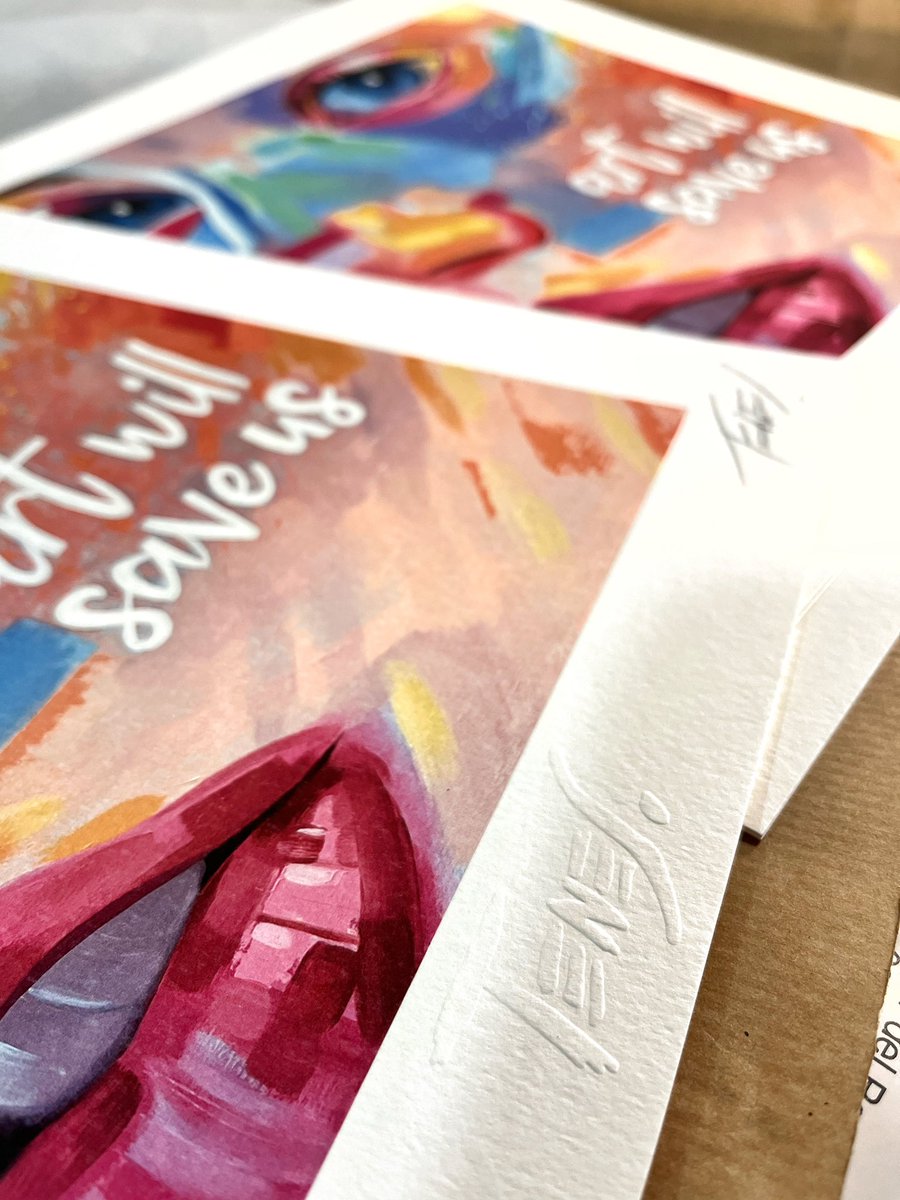 Signant els nous prints acabats d’arribar d’impremta😀