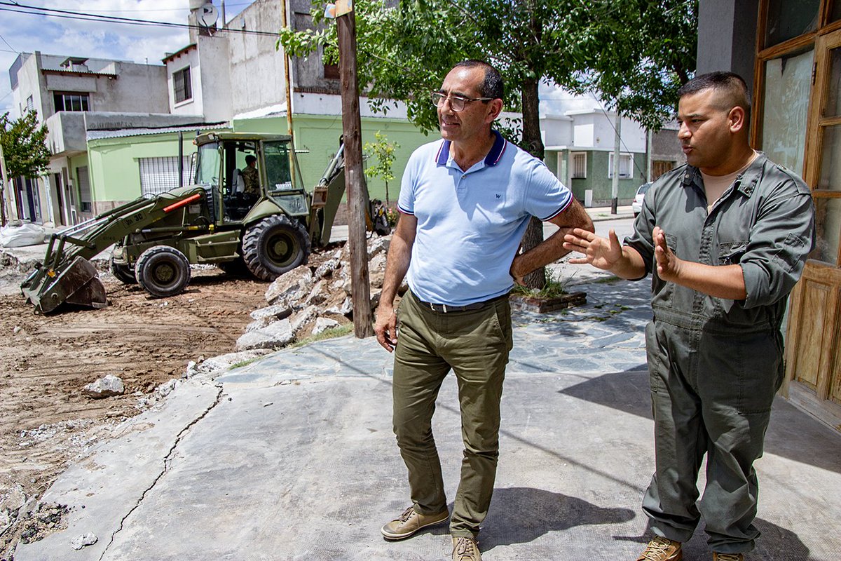 Inicio de la reconstrucción de bocacalles en la localidad

💢Ayer el intendente Nelson Sombra y el secretario de Obras y Servicios Públicos Gustavo Vitale recorrieron los trabajos. 
Se trata de los sectores de Maipú y Prat y de 9 de Julio esquina Rauch.
