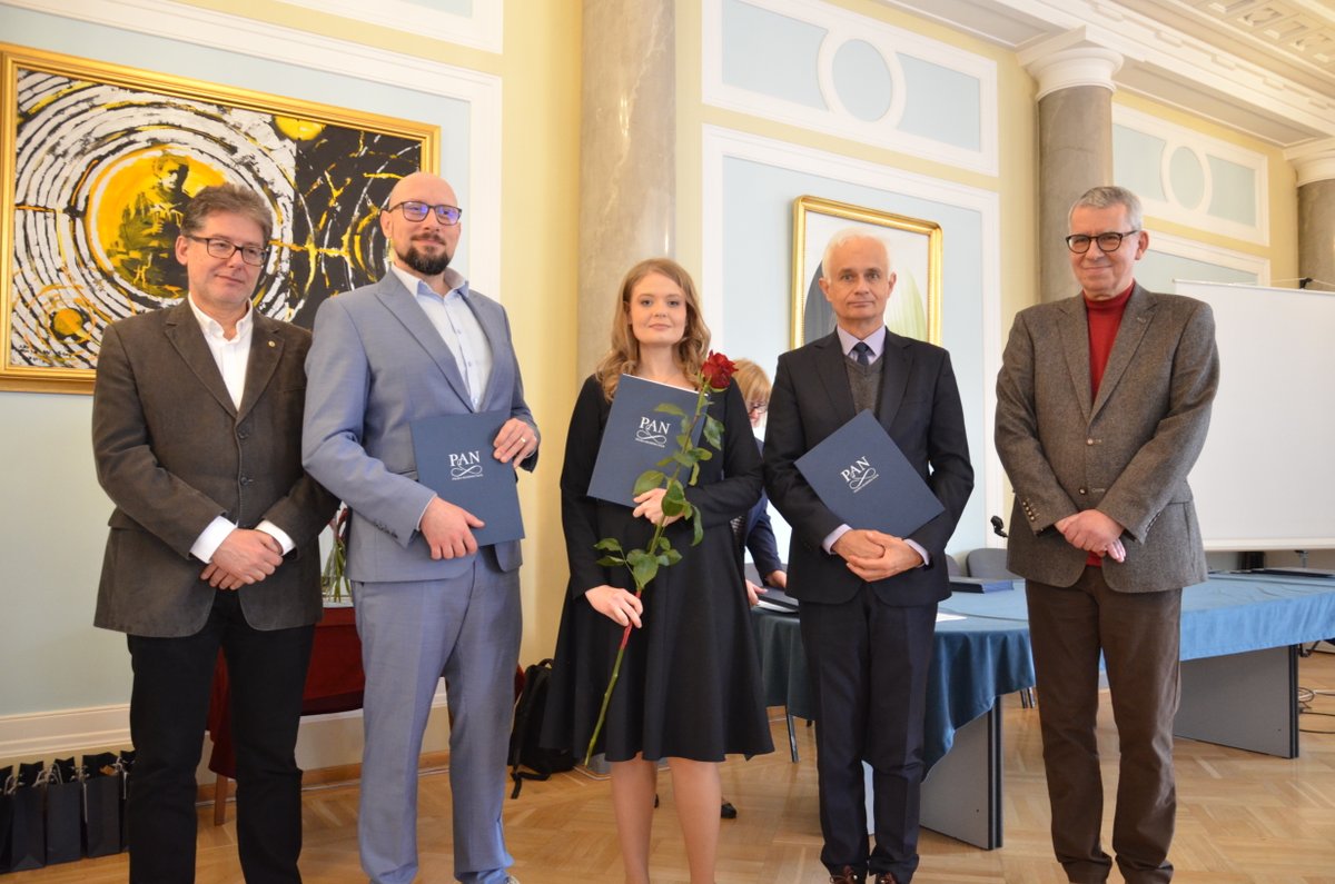 Natalia Szulc (@n_szulc) on Twitter photo 🎊Thrilled to receive, with <a href="/wojtek_pokrzywa/">Wojciech Pokrzywa</a> & Prof. R. Płoski, a Polish Academy of Sciences <a href="/PAN_akademia/">Polska Akademia Nauk</a> distinction for discovering new proteostasis mechanisms vital to organism function & therapies. 🧬🔬🪱
Also celebrating team members: <a href="/Michal_R_Turek/">Michał Turek</a>, A. Das & A. Dubey 👏 🎊Thrilled to receive, with <a href="/wojtek_pokrzywa/">Wojciech Pokrzywa</a> & Prof. R. Płoski, a Polish Academy of Sciences <a href="/PAN_akademia/">Polska Akademia Nauk</a> distinction for discovering new proteostasis mechanisms vital to organism function & therapies. 🧬🔬🪱
Also celebrating team members: <a href="/Michal_R_Turek/">Michał Turek</a>, A. Das & A. Dubey 👏