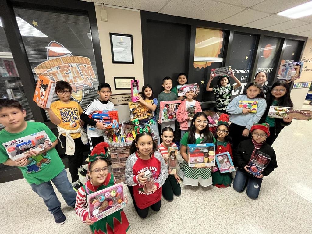 Rockets120's tweet photo. π
π Shoutout to our Rayburn Student Council for partnering with McAllen ISD Police for Operation Blue Santa! π Thanks to the amazing donations from Rayburn students, toys will bring joy to kids in need this holiday season. π #RayburnPride #OperationBlueSanta @McAllenISD https://t.co/FYmh1rsySE