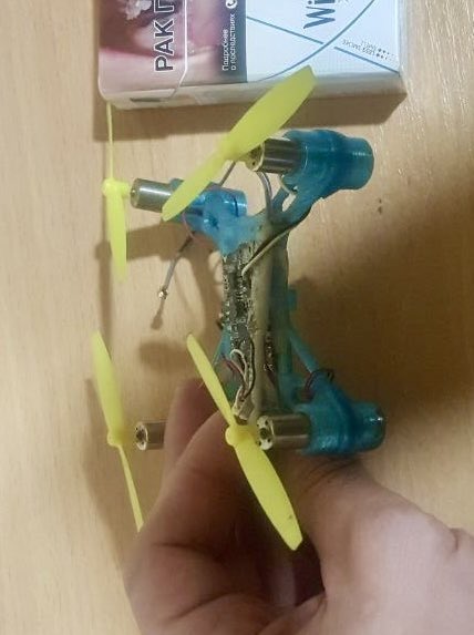 GrandpaRoy2's tweet image. The Russians claim that Ukraine is now utilizing mini-drones as kamikazes.
Apparently they are loaded with several grams of high explosive and used to hunt and attack personnel.
Mini-drones are defined as weighing less than 250 grams.