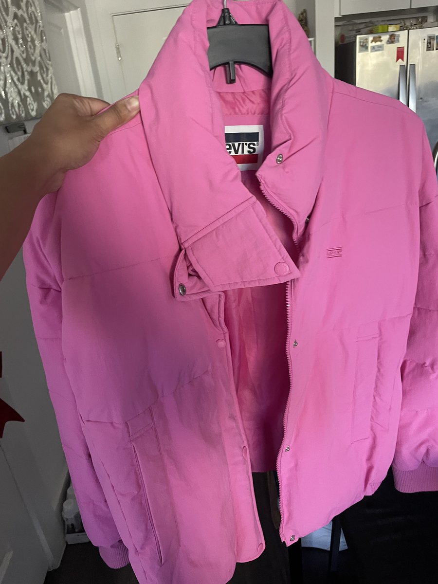 justshreeeej's tweet photo. @LEVIS i purchased this gorgeous puffer jacket from @Costco @Costco_Insider and the zipper broke! Not only do i need a smaller size but a new one! Can you help with this?? https://t.co/L0jiJ4MrAC