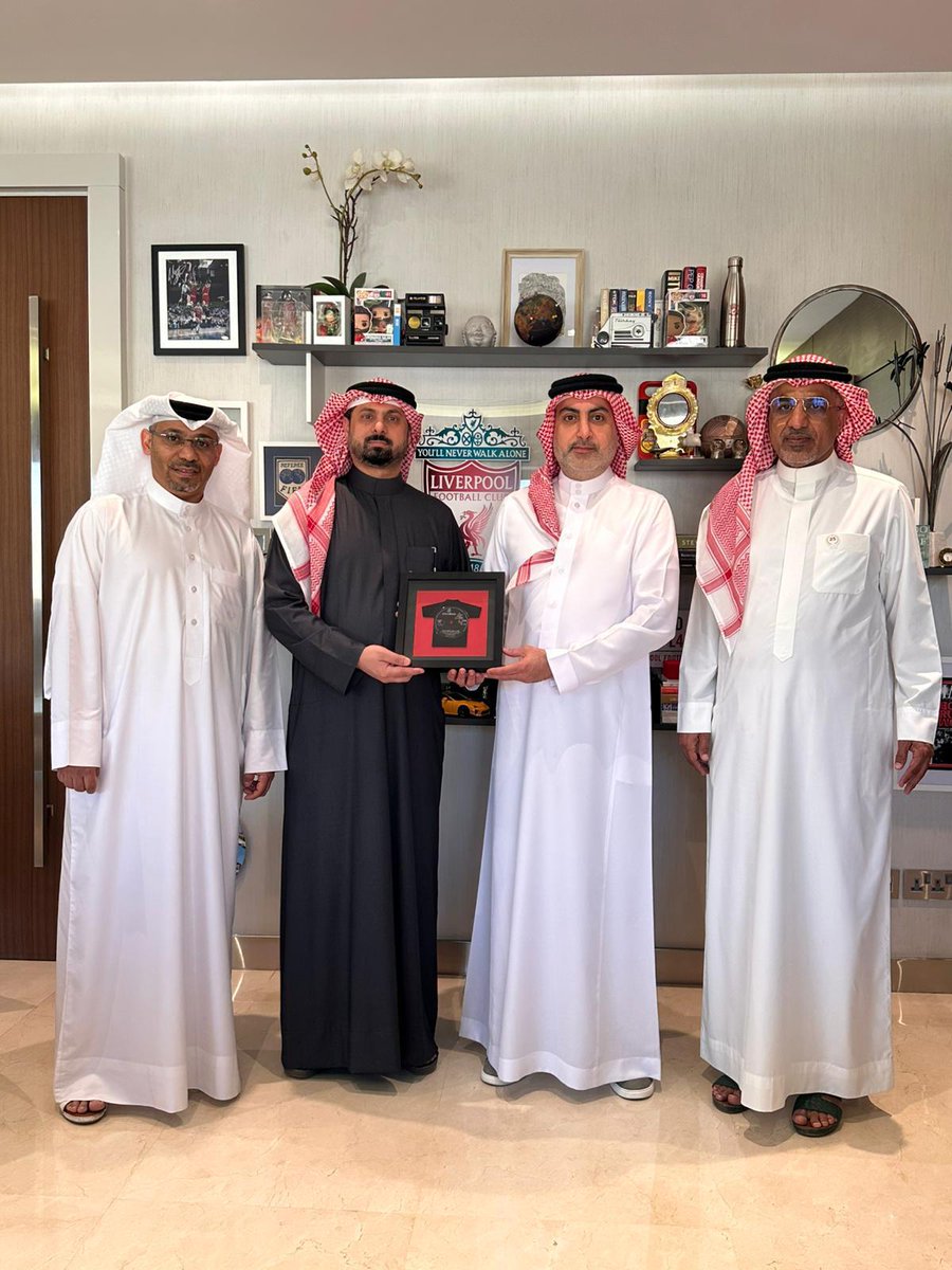 olscbahrain's tweet photo. رابطة مشجعي ليفربول البحرين الرسمية كرّمت السيد طلال كانو يوم الاثنين 2 ديسمبر 2024، تقديراً لدعمه المستمر. قدمت له هدية محدودة الإصدار وعضوية ذهبية. السيد كانو أشاد بجهود الرابطة التي تضم 150 عضواً وتسعى لتمثيل البحرين دولياً. #LFC #OLSCBahrain https://t.co/jA9u2xvyME
